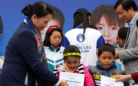 ເບິ່ງແຍງດູແລເດັກຖືກຕິດທາດພິດສີສົ້ນ/ດີໂອຊິນ